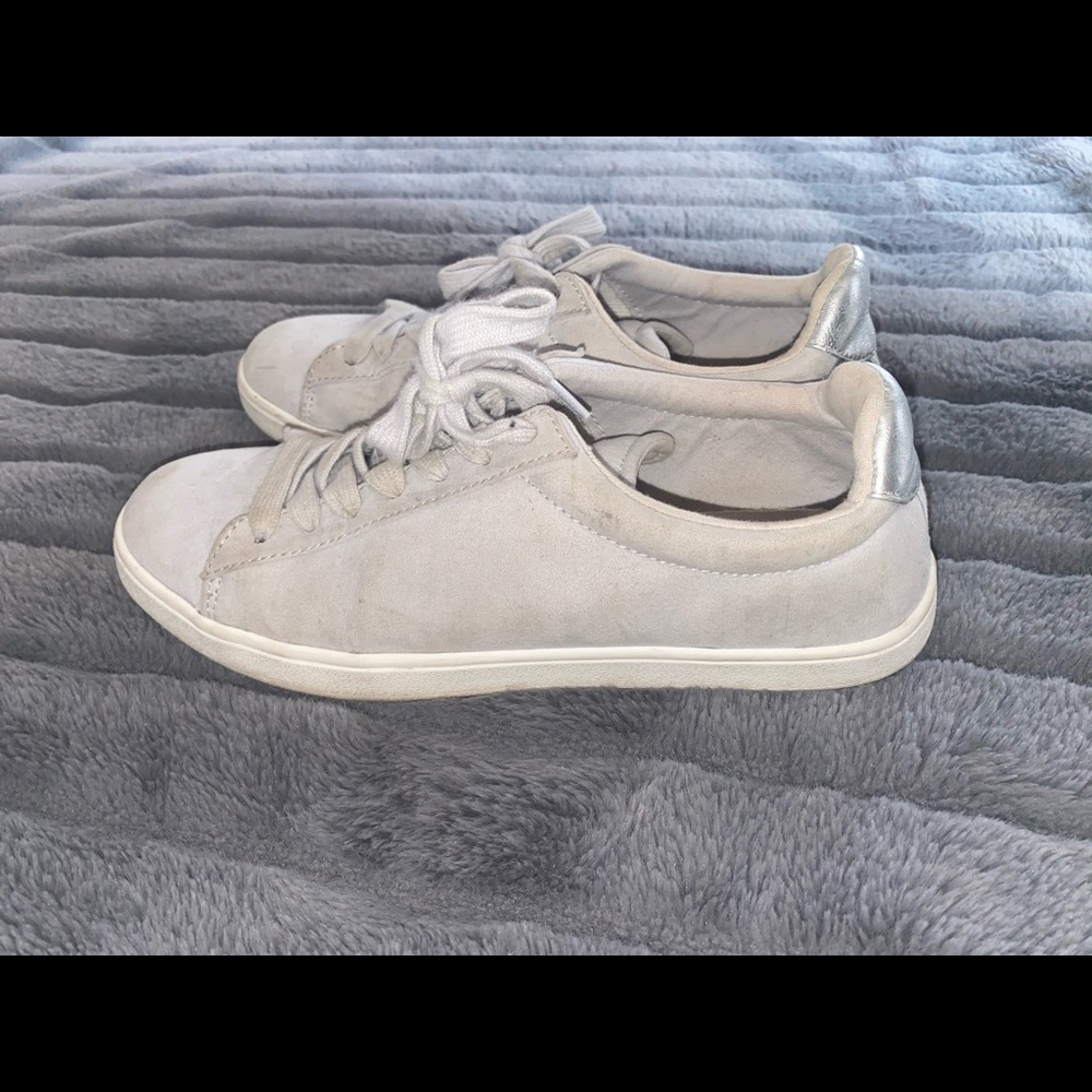 Sneakers - Picture 2 of 4